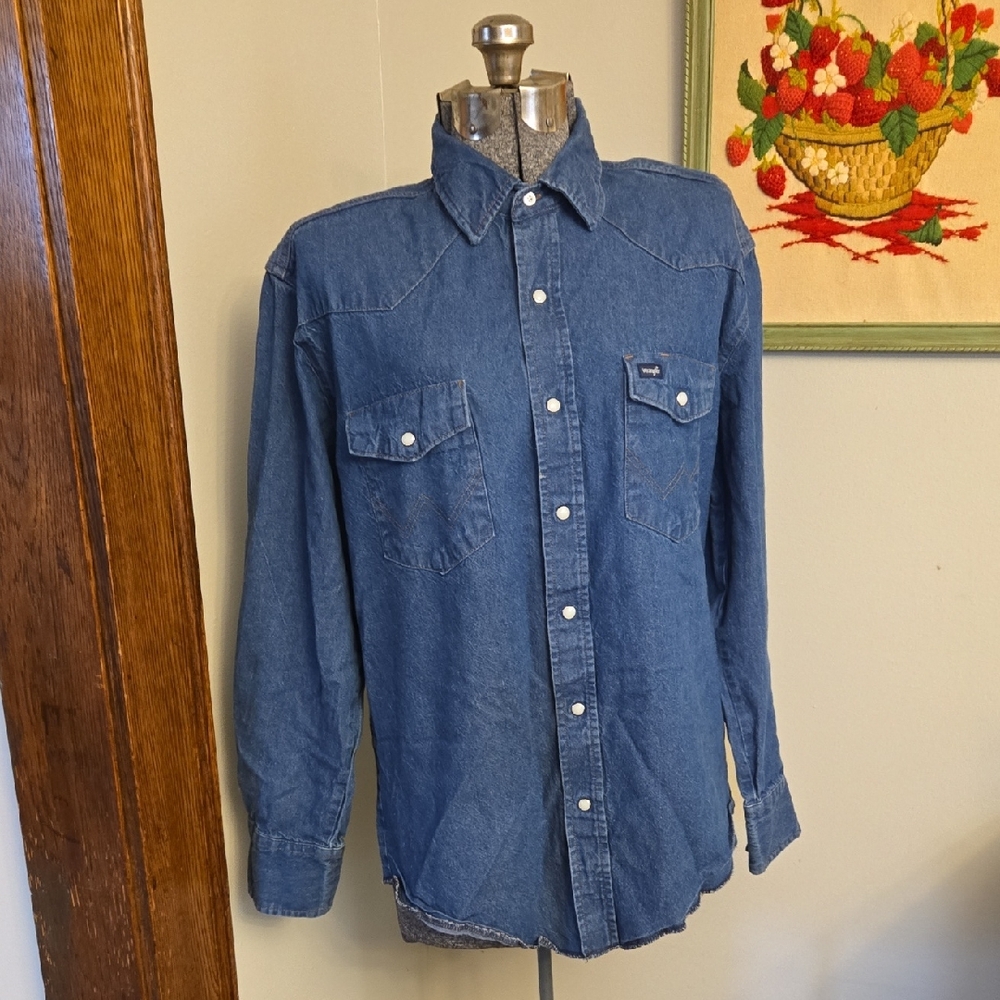Vintage Men's Wrangler Denim Pearl Snap Button Down Shirt